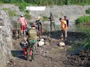 Wujud Kemanunggalan Anggota Koramil Tipe B 0808/03 Kanigoro Bersama Masyarakat Karya Bakti Perbaiki Tanggul