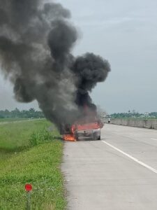 ﻿Mobil Toyota Hilux Double Cabin Milik Sekdis  BPPRD Batu Bara Hangus Terbakar