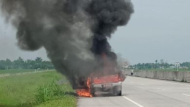 Photo of ﻿Mobil Toyota Hilux Double Cabin Milik Sekdis  BPPRD Batu Bara Hangus Terbakar