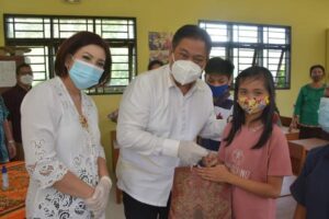 Bupati Dairi Berbagi Sukacita Dengan Anak Disabilitas Di SLB Sidiangkat