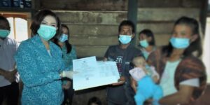 Ketua TP PKK Kabupaten Dairi Kunjungi Bayi Sumbing Dan Penyandang Disabilitas Dikecamatan Perbuluhan