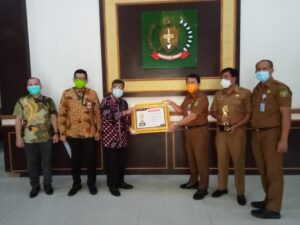 OJK Sumbagut Serahkan Piala dan Piagam TPAKD Award 2020 ke Pemkab Langkat