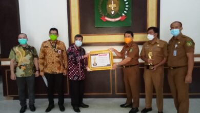 Photo of OJK Sumbagut Serahkan Piala dan Piagam TPAKD Award 2020 ke Pemkab Langkat