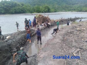 ﻿Semangat Gotong Royong Satgas Yonif 312/KH Bersama Warga Membuat Saluran Irigasi Di Kampung Batom