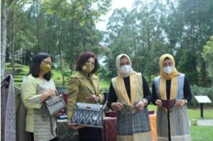 Dekranasda Dairi Pamerkan Kerajinan Tenun Silalahi di kaldera Toba