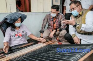 Rresmikaan kampungUlos Silahi Sabungan, Sandiaga Uno Dorong Pengerajin Kampung Ulos Berinovasi