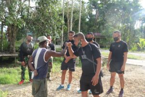 Suasana Haru Mewarnai Perpisahan, Satgas Yonif Raider 100/PS Keliling Kampung Laksanakan Pamitan Dengan Masyarakat