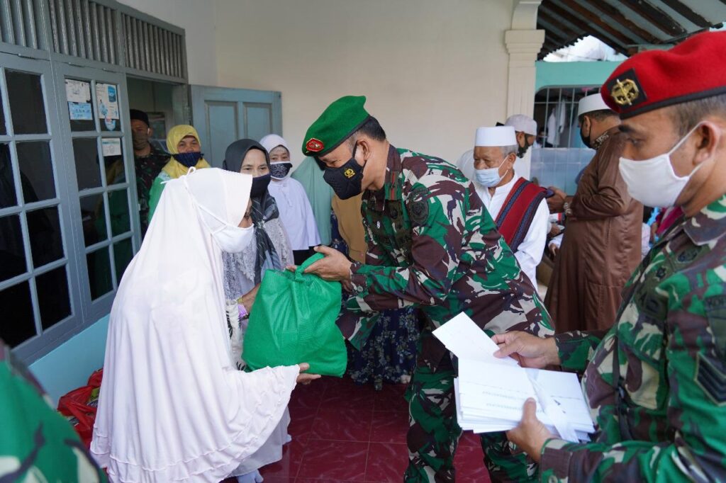 ﻿Peringati Isra Mi’raj Danrem 061/SK Santuni Anak Yatim dan Janda Tua