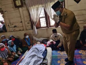 Bupati Dairi Melayat Kerumah Duka Almarhum Fahruddin Kudadiri Pendiri DR Himpak