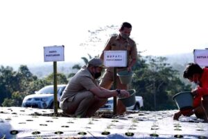 Bupati Pakpak Bharat Hadiri Penananam Perdana Bawang Merah Milik KPPK