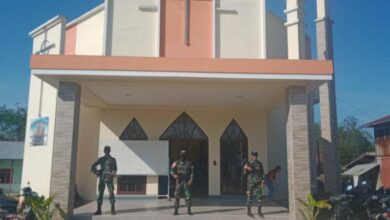Photo of Wujudkan Situasi Aman Dan Kondusif Pada Pelaksanaan Ibadah Paskah, Personel Satgas Yonif 642/Kps Laksanakan Pengamanan Gereja