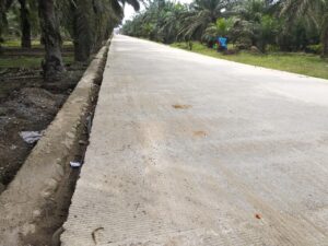 Bekerja Sama, PT AP3 dan LMJS Membangun Rabat Beton Jalan Sepanjang 900 Meter