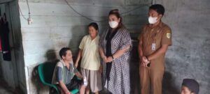 Ketua TP-PKK Pakpak Bharat Serahkan Bantuan Alat Bantu.