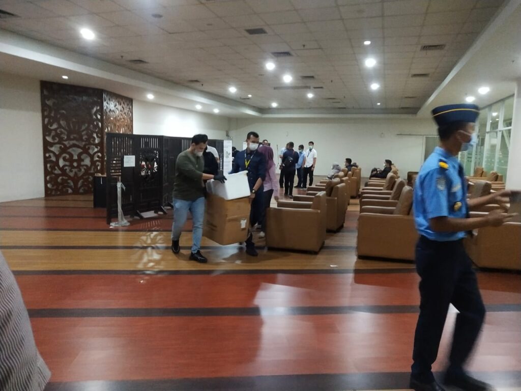 Petugas Kimia Farma labolatorium Ravid Antigen Lantai M, Bandara Kualanamu lnternasional Airport Diamankan Oleh Anggota Dirkrimsus Poldasu