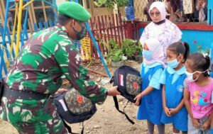 TNI Bagikan Tas Sekolah Kepada Anak-Anak di Perbatasan