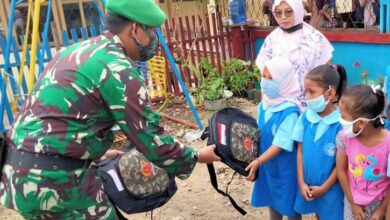 Photo of TNI Bagikan Tas Sekolah Kepada Anak-Anak di Perbatasan