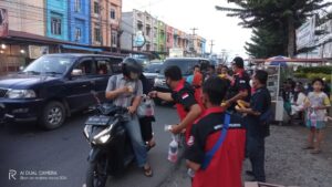 Peduli Sesama, Media Snipers.News Berbagi Takjil Dan Masker Gratis Di Marelan Raya