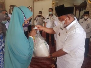 Bupati Menyerahkan Bantuan IPHI Dan Baznas Langkat