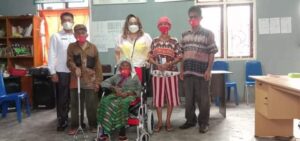 Ketua TP PKK Pakpak Bharat Kunjungi Penyandang Catat Dan Warga Lansia