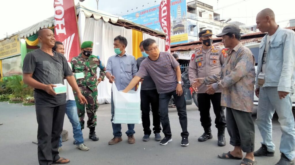 Polri Bersama Warga Mampu Berbagi Takjil Jelang Berbuka Puasa