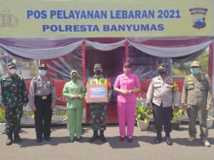 Persit KCK Koorcab Rem 071, Persit KCK Cabang XVI Dim Banyumas, Persit KCK Ranting 2 Yonif 405 dan Bhayangkari Cabang Kota Banyumas Berbagi Kepada Petugas Dan Relawan Pospam Lebaran