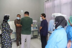 Bupati Pakpak Bharat Jenguk Bayi Prematur Di RSUD Salak