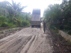 Manfaatkan Cuaca Bagus, Satgas TMMD Kodim 0204/DS Kebut Penimbunan Jalan