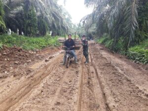 Atasi Permasalahan Warga, Satgas TMMD Kodim 0204/DS Bantu Keendaraan Lewati Jalan Berlumpur