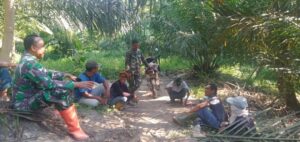 Komsos Di Waktu Istirahat, Satgas TMMD Kodim 0204/DS Edukasikan Bahaya Karhutla