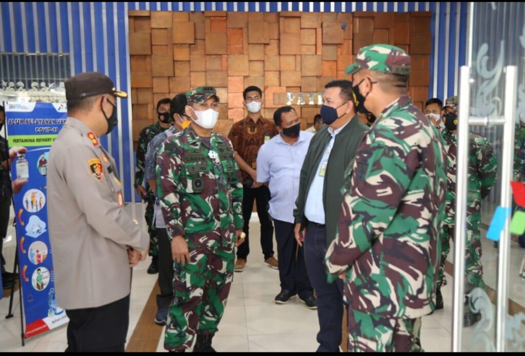 ﻿Danrem 071/WK Tinjau Lokasi dan Pimpin Rapat Kesiapan Kegiatan Serbuan Vaksinasi di Pertamina RU IV Cilacap