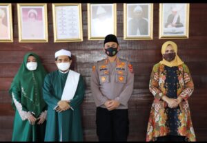AKBP Danu Pamungkas Totok, SH, SIK, Bersama Ny. Indri Danu Pamungkas SE, MM, Akt Dan Personil, Bersilaturahmi Ke Tuan Guru