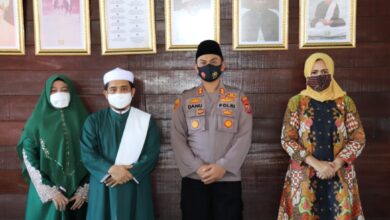 Photo of AKBP Danu Pamungkas Totok, SH, SIK, Bersama Ny. Indri Danu Pamungkas SE, MM, Akt Dan Personil, Bersilaturahmi Ke Tuan Guru