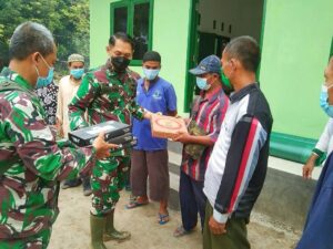 Dansatgas Kodim 0204/DS Serahkan Bantuan Kontak TMMD Ke Musholla Al Kahfi