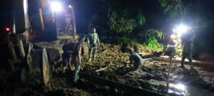 Raung Bulldozer Temani Satgas Kodim 0204/DS Pasang Mal Pengecoran Jalan TMMD Hingga Malam