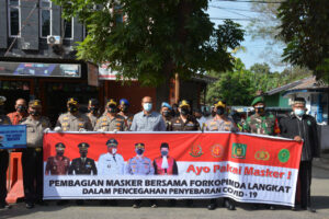 Menerapkan Protokol Kesehatan 5.000 Pcs Masker Di Bagikan