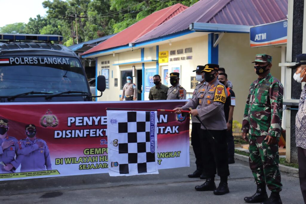 Gempur Penyebaran Virus Covid-19, Mapolres Langkat Lakukan Penyemprotan Disinfektan