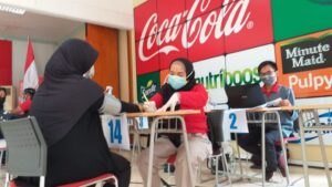 Coca-Cola Europacific Partners Indonesia Bersama Polda Lampung dan APINDO Gelar Pelayanan Vaksinasi COVID-19 Bagi UMKM dan Masyarakat Umum