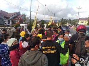 Puluhan Petugas Kebersihan Calon THL Datangi pendopo Bupati Pakpak Bharat, Kami Sangat Kecewa