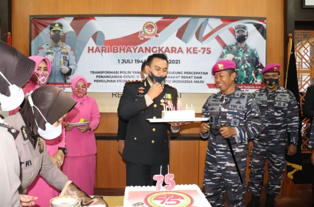 Dalam Rangka HUT Bhayangkara ke- 75, Polres Langkat Mengikuti Upacara Secara Virtual