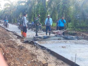 Ini yang Dilakukan Dandim 0204/DS Memotivasi Percepatan Cor Beton Jalan TMMD
