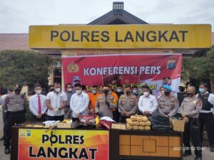 Kapolres Langkat Pimpin Konferensi Pers Perkara Curanmor Dan Narkotika