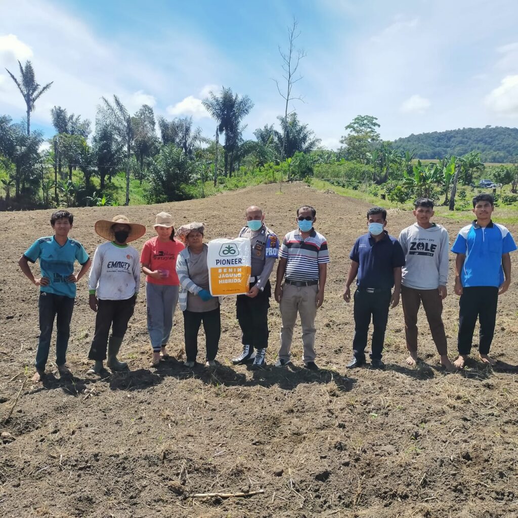 Bripka Robet Boangmanalu Sisihkan Sebagian Gajinya Untuk Bantu Petani Masa Pandemi covid-19.