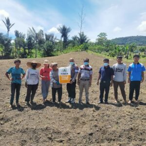 Bripka Robet Boangmanalu Sisihkan Sebagian Gajinya Untuk Bantu Petani Masa Pandemi covid-19.