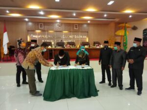 Bupati Langkat Serahkan Bansos Bilal Mayit, Penggali Kubur, Abang Becak dan BB-PPKM