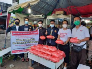 Mahasiswa Dharmawangsa Berkolaborasi Dengan Warung Medan Peduli Menggelar Aksi Bagi Nasi Bungkus