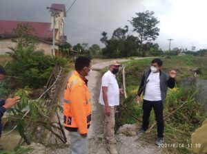 Sekda Pakpak Bharat Langsung Tinjau Jembatan Penghubung Dusun Lae Trondi-Lae Mblano Amblas