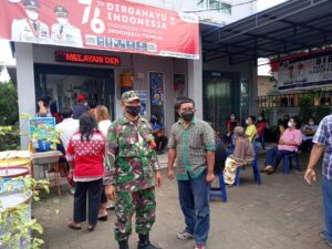 Serda Darmanto Sitompul Babinsa Koramil 06/LP Dampingi Warga Laksanakan Vaksin Tahap II