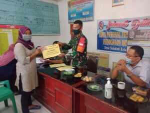 Giat Babinsa Koramil 06/LP Dampingi Pembagian BLT DD Tahap VI,VII,VIII