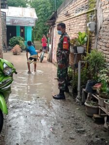 Lurah Dan Babinsa Koramil 06/LP Himbau Kepada Masyarakat Yang Terkena Banjir Agar Waspada