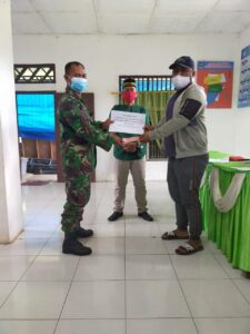 Sertu Selamat Riyadi Babinsa Koramil 06/LP Desa Bandar Dolok Kecamatan Pagar Merba Laksanakan Pendampingan Pembagian BLT-DD